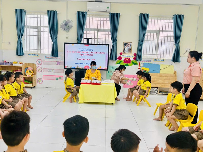 Trường Mầm non 2B tổ chức tẩy giun cho trẻ đợt 2 năm học 2024 -2025