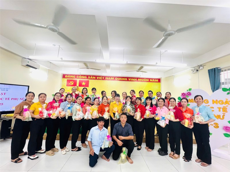 Họp mặt giáo viên - nhân viên chào mừng Ngày Quốc tế Phụ nữ 8/3 của Công đoàn Trường mầm non 2B