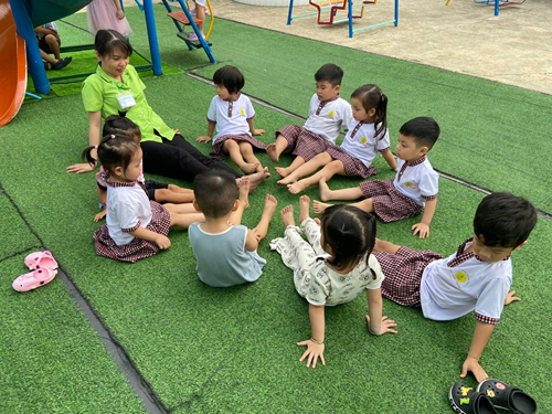 Hoạt động các bé chơi trò dân gian  Nu na nu nống  lớp Họa mi 2