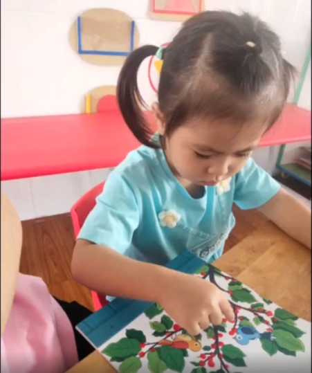 Hoạt động :  Chấm màu nước bằng ngón tay tạo thành quả - Lớp Vàng anh 1