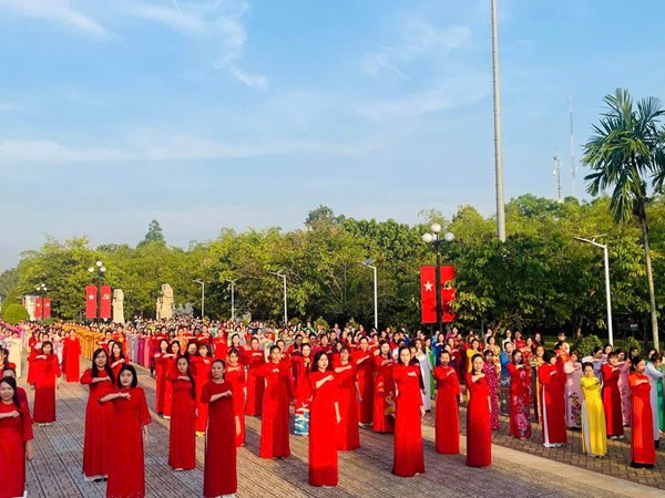 Chương trình đồng diễn dân vũ với áo dài chủ đề  50 năm - tự hào một dải gấm hoa 