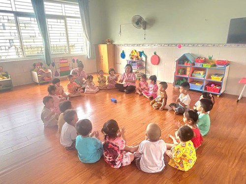 hoạt động âm nhạc : dạy hát bài Quà mồng 8/3 lớp Vàng Anh 2