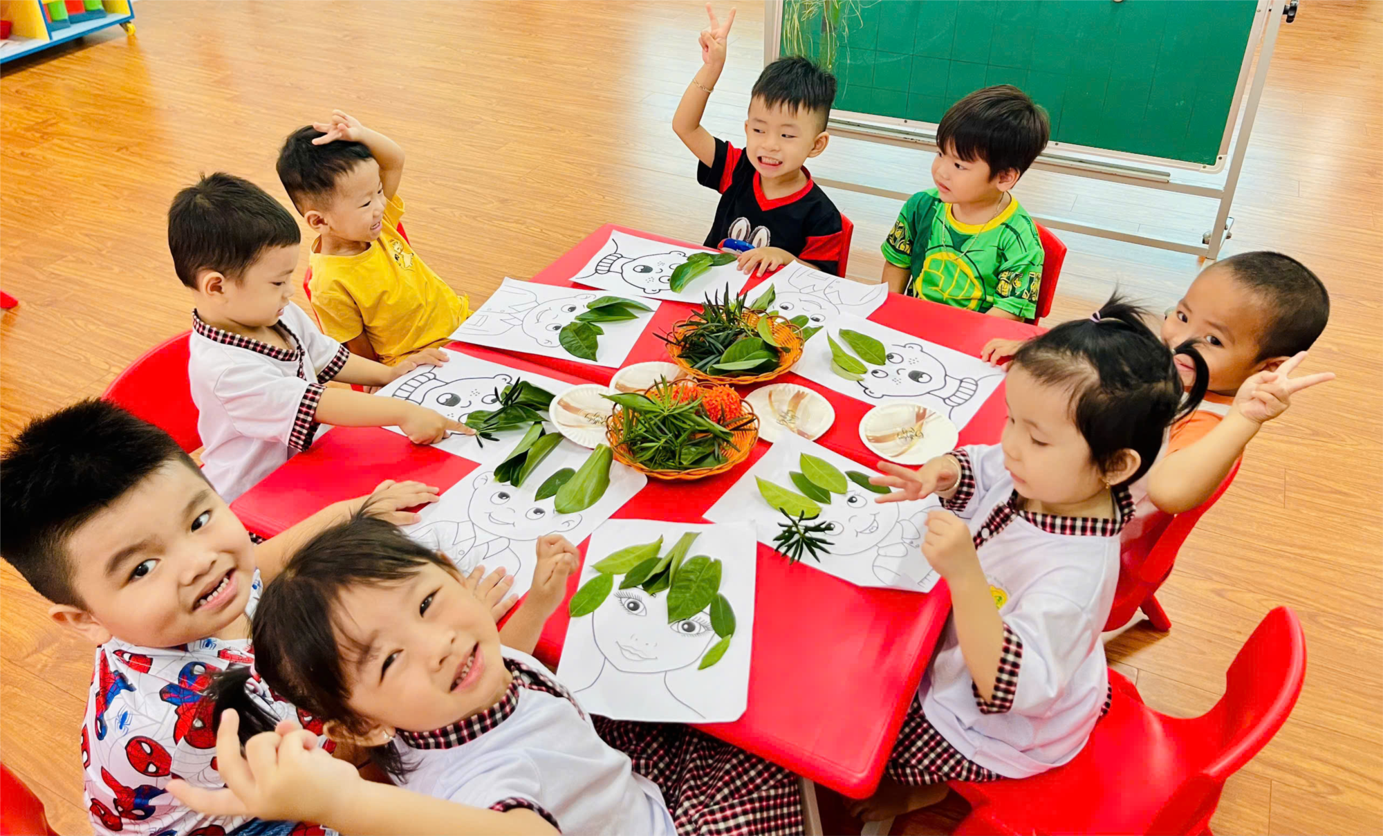 Tạo hình bạn trai - bạn gái với lá cây lớp Hoạ Mi 3