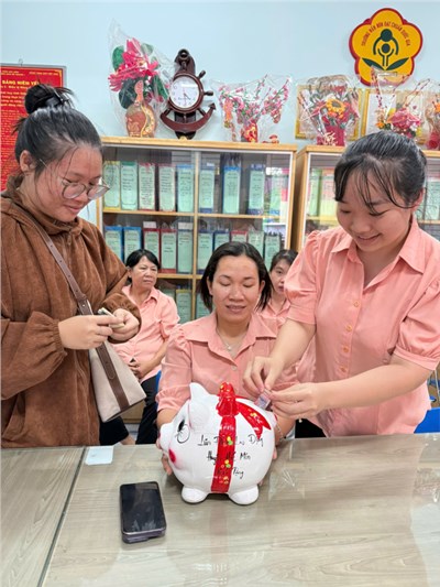 Cán bộ giáo viên công nhân viên hưởng ứng nuôi heo đất tạo quỹ học bỗng Nguyễn Đức Cảnh