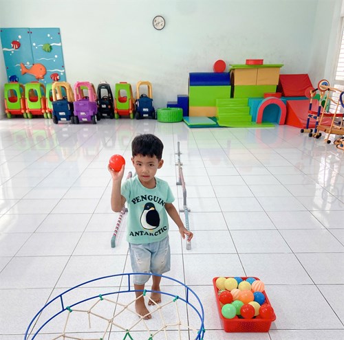 Bò trong đường hẹp ném bóng vào rổ Lớp Vàng Anh 1