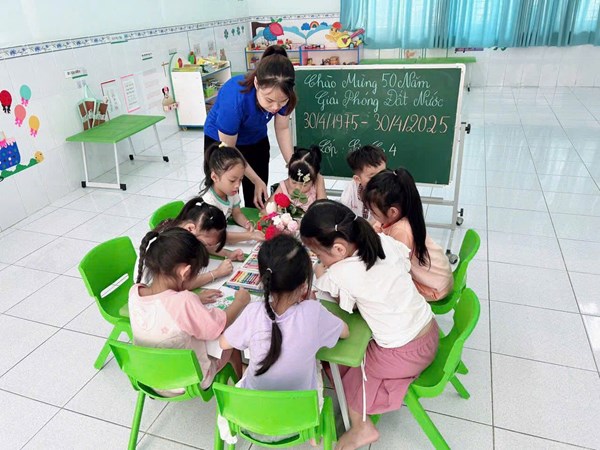 Hào khí 30/4 – sắc màu tuổi thơ