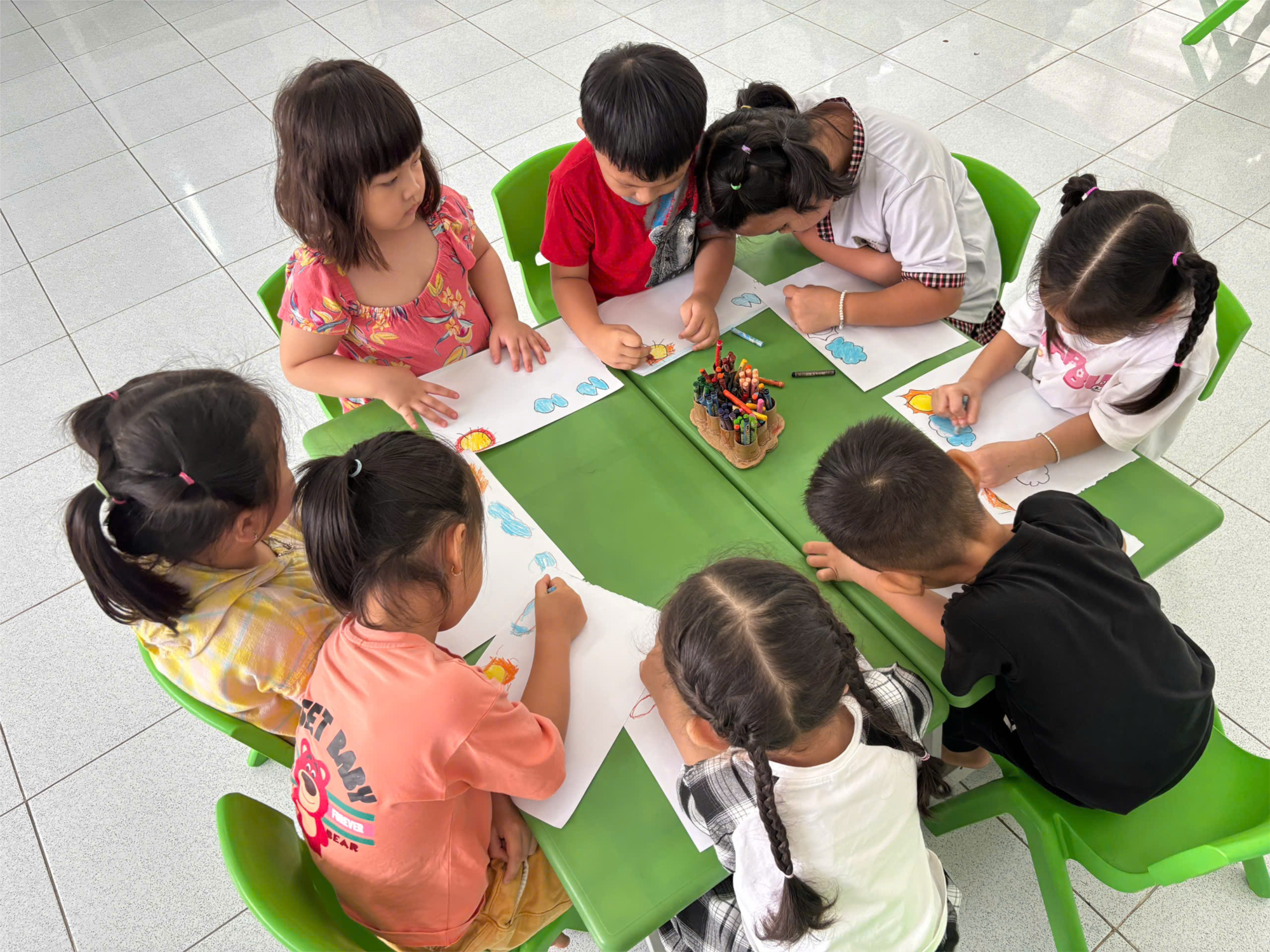 Hoạt động vẽ đám mây và mưa lớp Sơn Ca 1