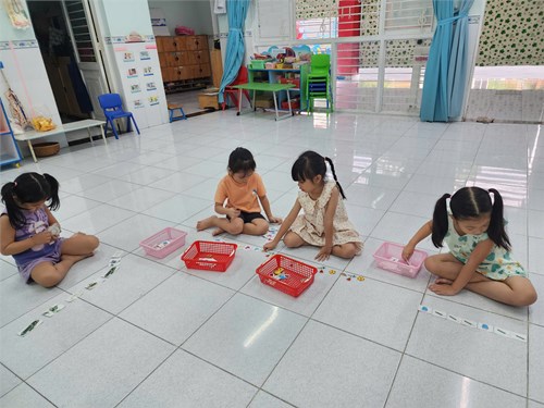 Bé sắp xếp theo quy tắc lớp Sơn Ca 2