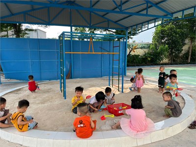 Bé vui chơi ngoài trời lớp Vàng Anh 2