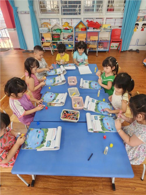 Bé gấp đôi hình tròn tạo hình đầu ếch , và thêm chi tiết phụ như mắt , lưỡi , mũi và dán lớp Hoạ Mi 4