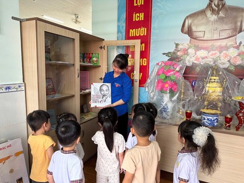 Hoạt động tham quan – đọc sách nhân kỷ niệm ngày sinh nhật bác hồ kính yêu