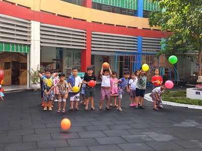 Hoạt động ngoài trời ném bóng lớp Vành Khuyên 1