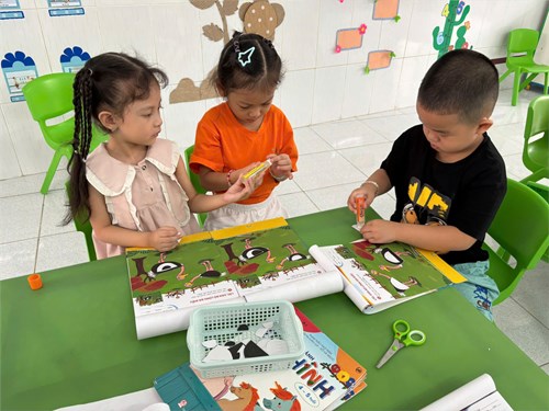 Bé làm bài tập tạo hình lớp Sơn Ca 1