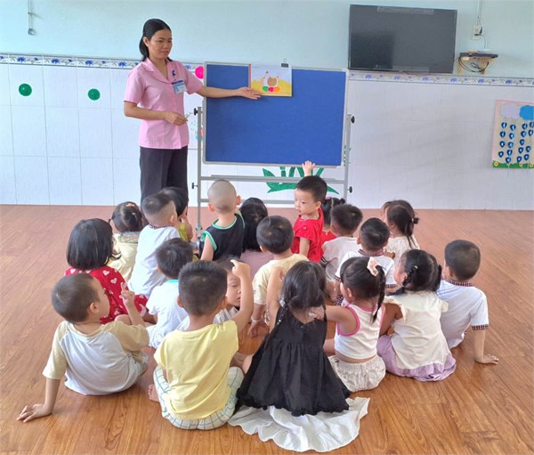 Hoat động bé dán trứng gà vào ổ lớp vàng anh 2