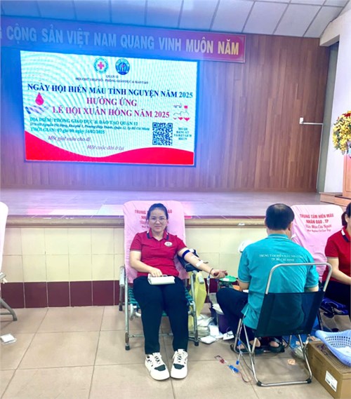Giáo viên tham gia hiến máu tình nguyện