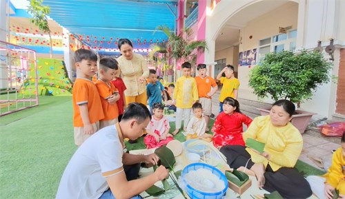 Hội thi gói bánh chưng - bánh tét.