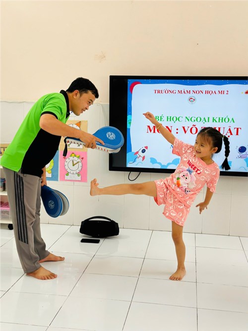 Bé lớp Lá hào hứng với giờ học võ tại Trường Mầm non Họa Mi 2