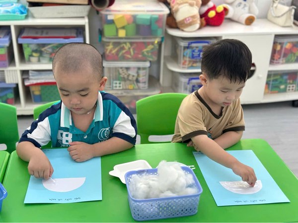 Bé khéo tay tạo hình dán mây và mưa
