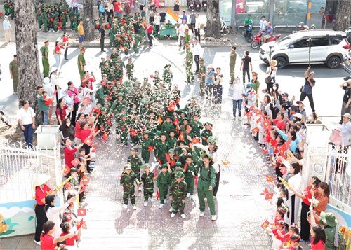  Bé làm chiến sĩ  - Hoạt động diễu binh - diễu hành của trường Mầm non Họa Mi 2 hướng đến kỷ niệm 50 năm Ngày Giải phóng miền Nam, thống nhất đất nước (30/4/1975 – 30/4/2025)