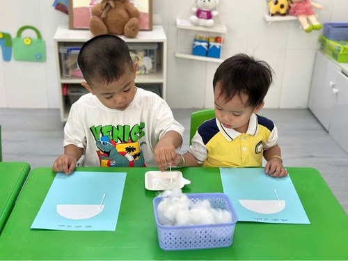 Hoạt động  Tạo hình dán mây và mưa 