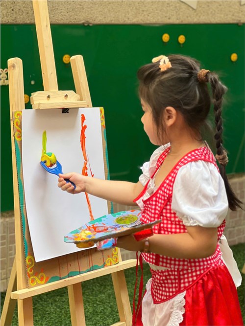 Bé thỏa sức sáng tạo với nhiều nguyên vật liệu trong chuỗi sự kiện  - Chủ đề  Về miền cổ tích 