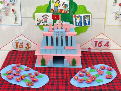 Bé nặn hoa sen tặng Bác