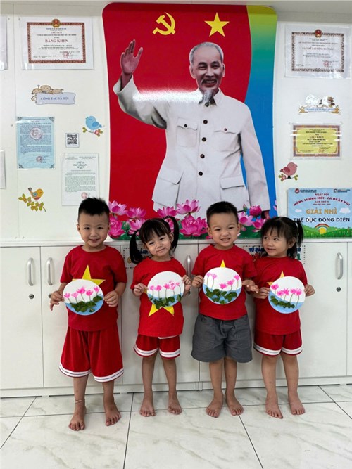 Bé tạo hình ao sen tặng Bác