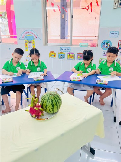 Bé vẽ theo vật thật - Trái thanh long và dưa hấu