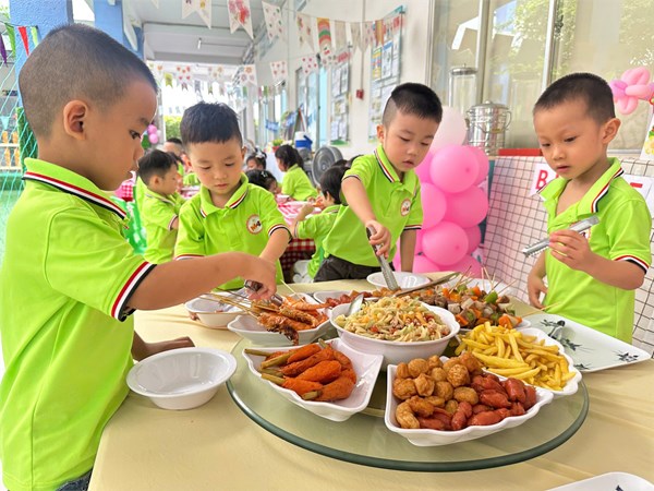 Lần đầu tiên - Tiệc buffet nướng BBQ dễ thương dành riêng cho các bé khối Mầm