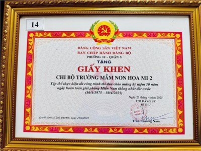 Vinh dự đón nhận giấy khen tập thể của Chi bộ trường Mầm non Họa Mi 2