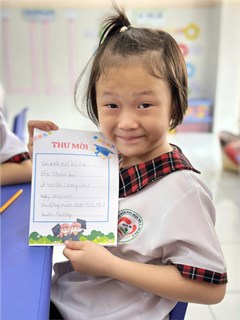 Những bức thư mời đầy lời yêu thương từ các bé khối Lá