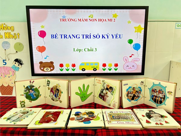 Lớp Chồi 3 - Cùng trang trí cuốn kỷ yếu đầu đời