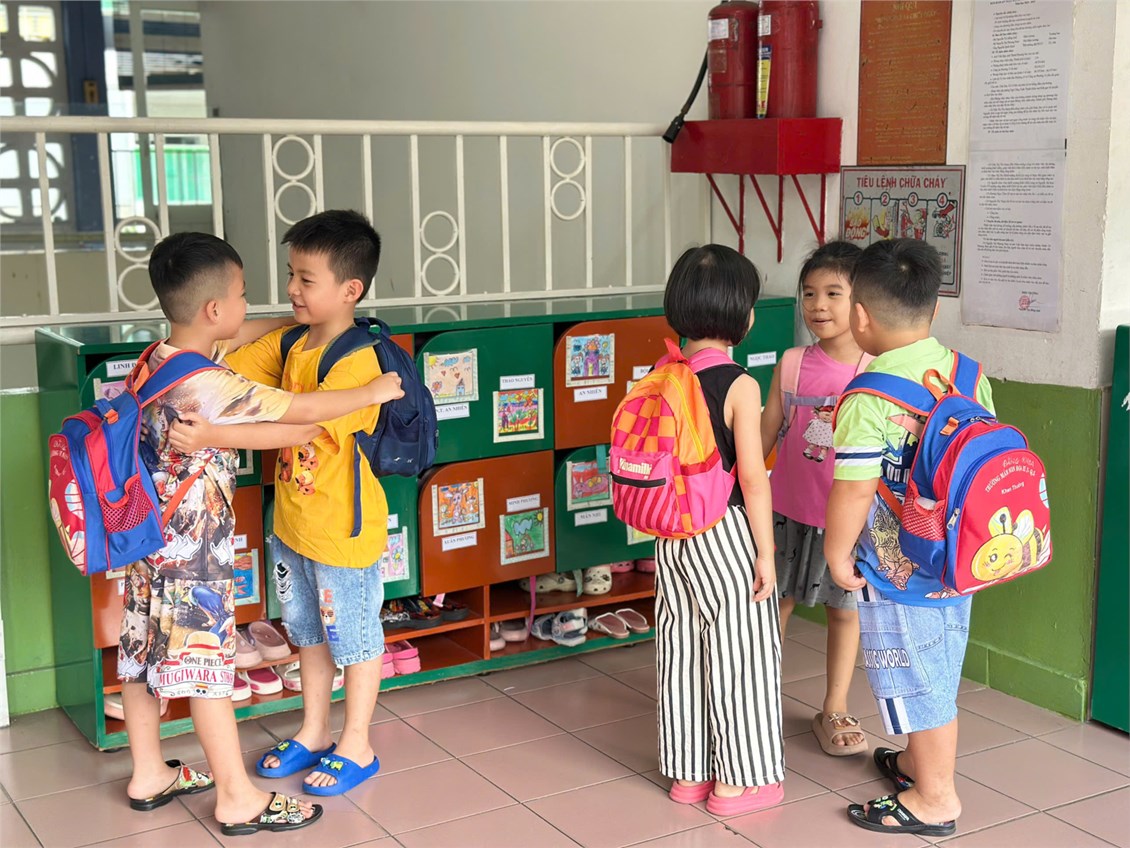 Ngày đầu đi học khoá hè - Bé vui đến trường