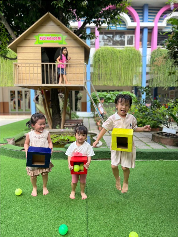 Hoạt động ngoài trời của các bé khối Chồi - Khoá Hè