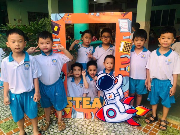 Bé trải nghiệm những hoạt động steam