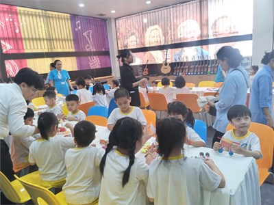 Các bé đi tham quan trường tiểu học
