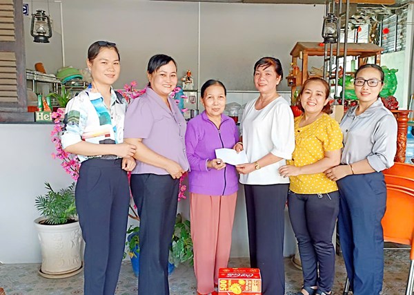 Tổ chức thăm hỏi trao quà tết cán bộ giáo viên nhân viện về hưu