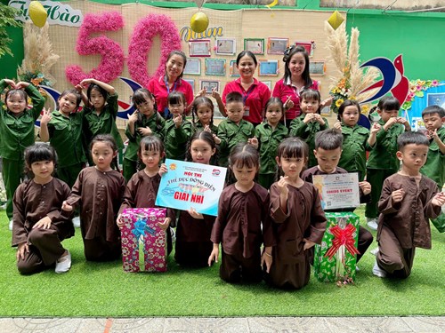 Sáng 17/4/2025 các bé tham gia Thể dục đồng diễn tại trường Mầm non Sơn Ca 8 dạt giải nhì.