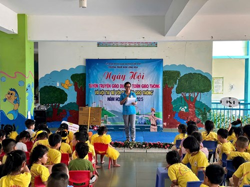 Căn cứ Kế hoạch số 337/KH-MNLH ngày 27 tháng 09 năm 2024 của trường Mầm non Long Hòa về triển khai Chương trình “Tôi yêu Việt Nam” trong trường Mầm non Long Hòa Năm học 2024 - 2025. Nay trường Mầm non Long Hòa đã tổ chức Hội thi “Bé với an toàn giao thông”. Qua hội thi giúp trẻ có những hiểu biết và những hành vi, thói quen ban đầu trong chấp hành Luật giao thông, ứng xử văn minh lịch sự nơi công cộng; giáo dục kỹ năng sống là cơ hội để trẻ được tham gia hứng thú hoạt động khám phá trải nghiệm thực tế, qua đó giúp trẻ rèn luyện tự tin, hoạt bát, khích lệ niềm vui khi đến trường, góp phần phát triển trí tuệ, hình thành kỹ năng sống tích cực cho trẻ. Thông qua giao lưu giúp giáo viên mầm non thực hiện tốt nội dung giáo dục an toàn giao thông được lồng ghép trong chương trình giáo dục mầm non, nhằm nâng cao hiệu quả giáo dục Luật giao thông trong trường mầm non. Thực hiện tốt công tác tuyên