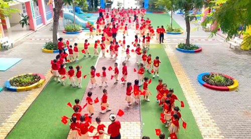 Nhằm hướng đến các hoạt động chào mừng kỷ niệm 50 năm ngày giải phóng miền nam thống nhất đất nước (30/4/1975-30/4/2025). Trường Mầm non Long Hòa Tổ chức đồng diễn thể dục trên nền nhạc bài Việt Nam ơi và như có Bác Hồ Trong ngày vui đại thắng ở cả 2 điểm trường (Long Thạnh và Hòa Hiệp)