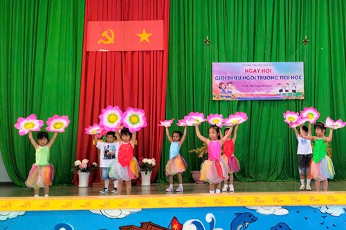 Trẻ lớp Lá 3 và Lá 4 trường Mầm non Long Hòa tham quan trường tiểu học Hòa Hiệp