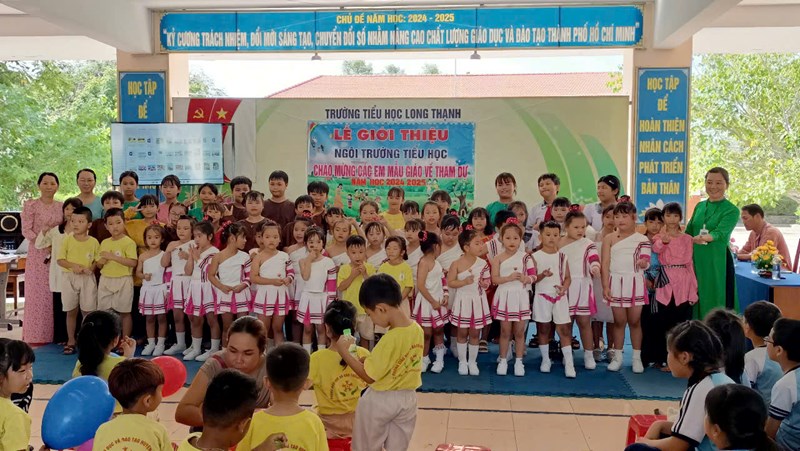 Trẻ lớp Lá 1 và Lá 2 tham quan trường tiểu học Long Thạnh