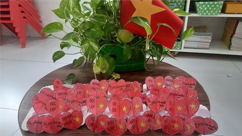Hoạt Động :Bé Làm Vòng Tay Việt Nam