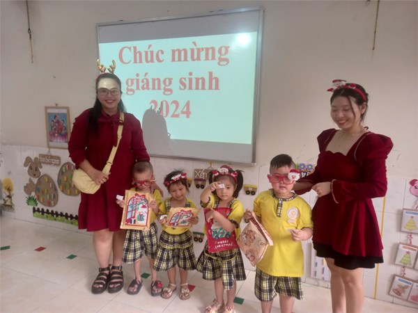 Các bé lớp Mầm 1 vui chơi Lễ Hội Mùa Đông
