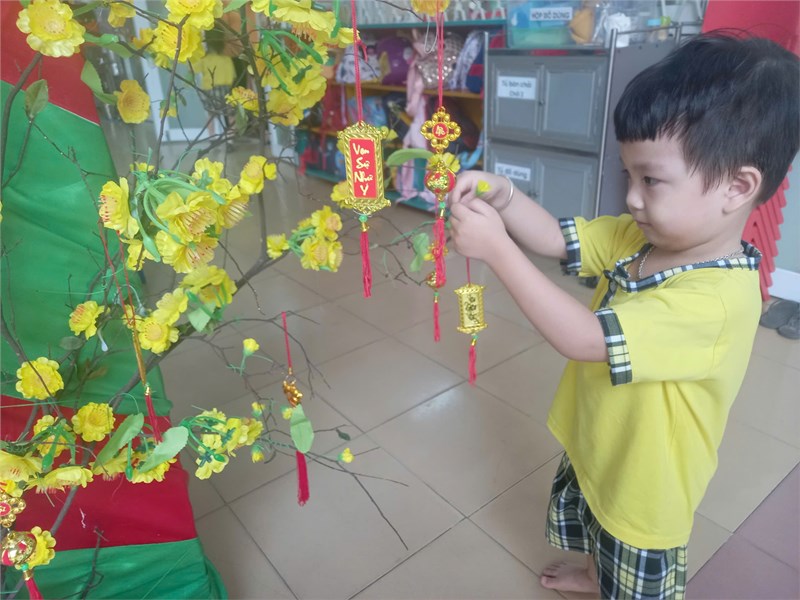 Các bé trang trí cây mai của lớp Mầm 1