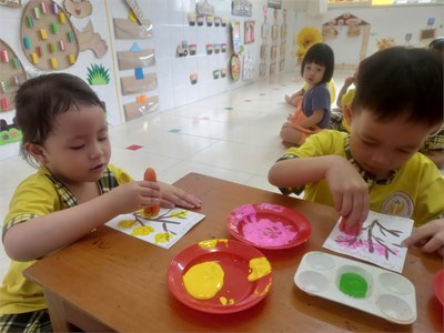 Các bé làm thiệp Tết 2025