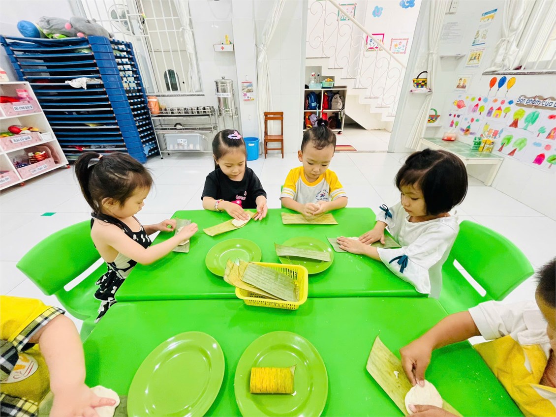 Hoạt động trải nghiệm: bé làm bánh
