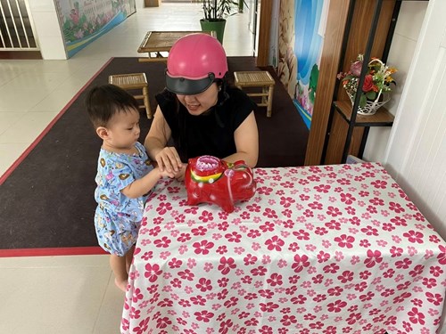 Các bé lớp 19-24 tháng tham gia  Xuân yêu thương  với hoạt động nuôi heo đất