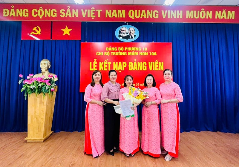 Chi bộ trường Mầm non 10A tổ chức kết nạp đảng viên mới