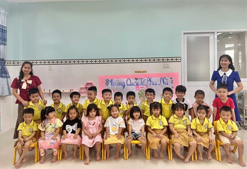 Bé vui ngày Quốc tế Phụ nữ 8/3